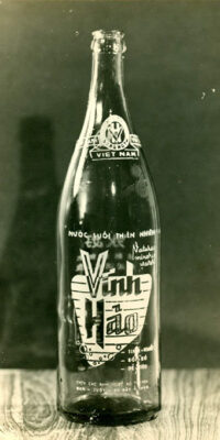 Không Ngờ Nước Uống Vĩnh Hảo Lại Có Cả 1 Truyền Thuyết Thế Này 1 chai Vĩnh Hảo đầu tiên