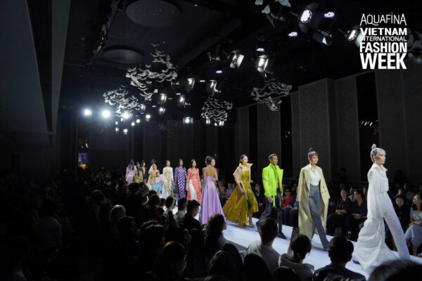 Ai Là Nhà Tài Trợ Chính Của Tuần Lễ Thời Trang Quốc Tế Việt Nam 2020? 2 Hình ảnh tại Aquafina Tuần lễ Thời trang Quốc tế Việt Nam