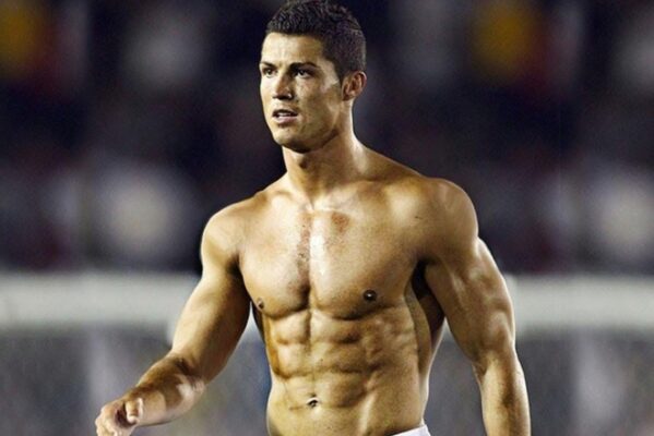 Ronaldo Cất 2 Chai Coca Cola - Chuyện Tưởng Nhỏ Mà Lại Lớn!!! 2 Thân hình chuẩn của Ronaldo