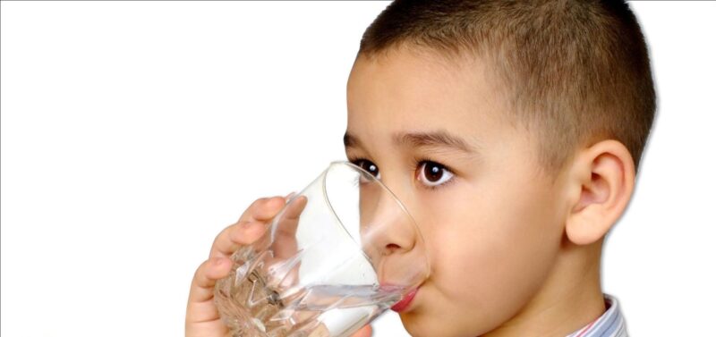 Trẻ em cần được dạy hạn chế dùng nước ngọt