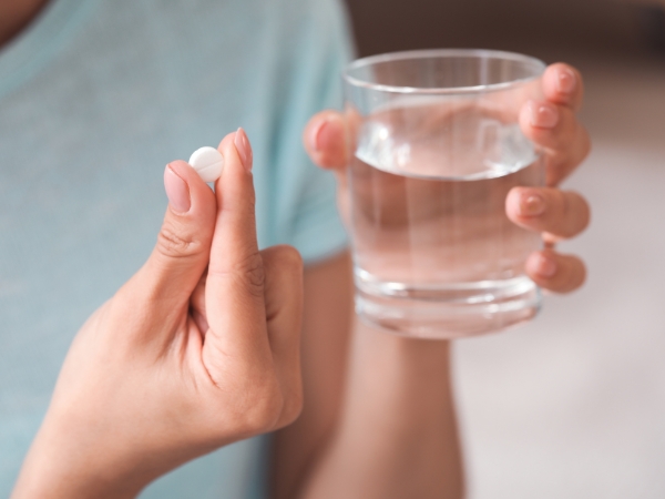 Không nên dùng nước kiềm để uống thuốc